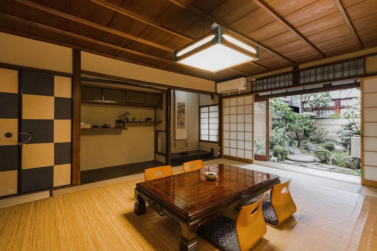 ヴィラ 京都二条城近く京町屋120年の歴史に泊まる