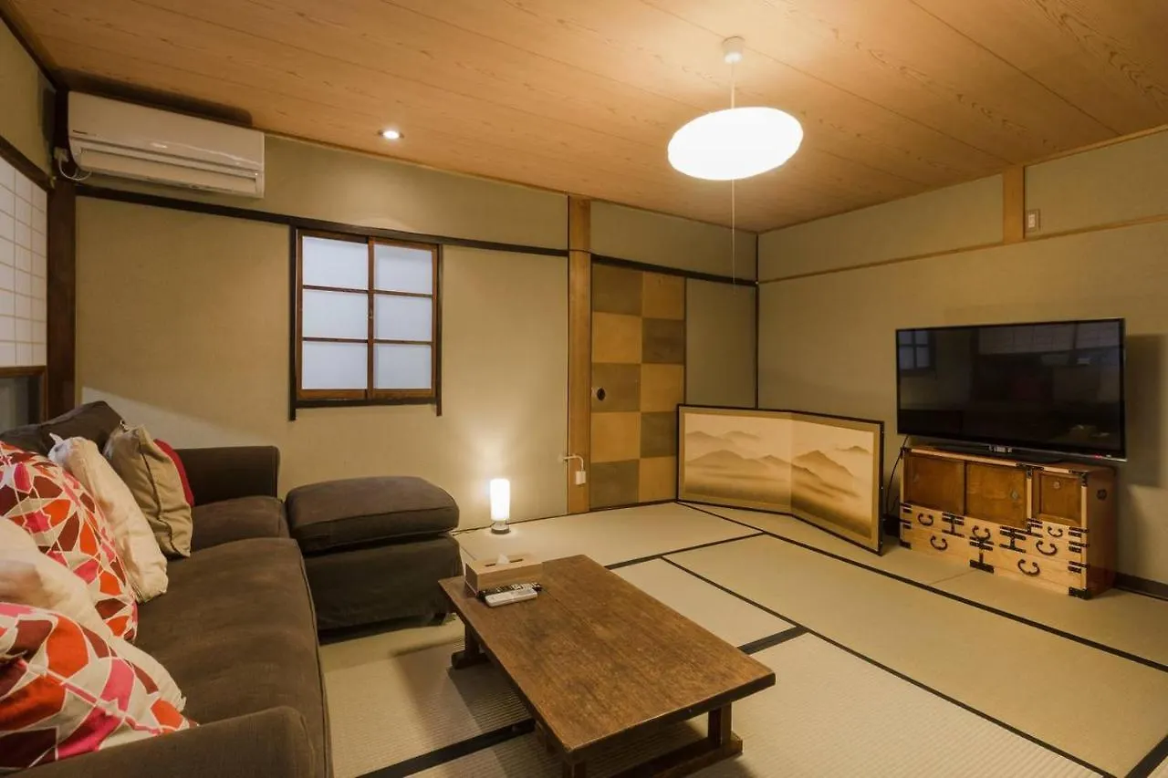 京都二条城近く京町屋120年の歴史に泊まる Japan